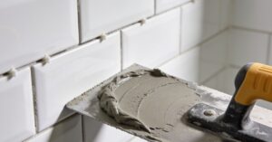 Jak rozrobić fugę, by idealnie fugować płytki ceramiczne – podpowiadamy