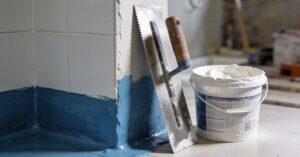 Czy na folię w płynie można kłaść gładź szpachlową? Fachowa porada