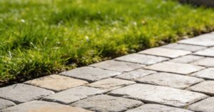 Jak wyczyścić kostkę brukową domowym sposobem: skuteczne metody i porady